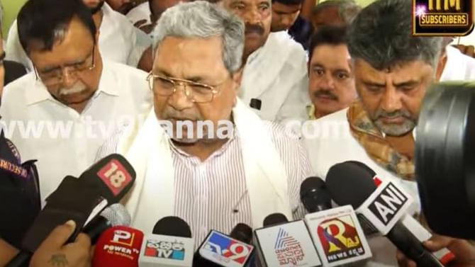 ಸಿದ್ದರಾಮಯ್ಯ ಪಕ್ಕದಲ್ಲಿ ನಿಂತಿದ್ದ ಶಿವಕುಮಾರ್ ಮುಖದಲ್ಲಿ ಅನ್ಯಮನಸ್ಕತೆ
