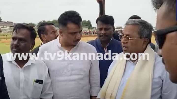 ವಿವಿಧ ಕಾಮಗಾರಿಗಳ ಉದ್ಘಾಟನೆಗೆಂದು ಪಾವಗಡಕ್ಕೆ ಆಗಮಿಸಿದ ಮುಖ್ಯಮಂತ್ರಿ ಸಿದ್ದರಾಮಯ್ಯ ವಿವಿಧ ಕಾಮಗಾರಿಗಳ ಉದ್ಘಾಟನೆಗೆಂದು ಪಾವಗಡಕ್ಕೆ ಆಗಮಿಸಿದ ಮುಖ್ಯಮಂತ್ರಿ ಸಿದ್ದರಾಮಯ್ಯ