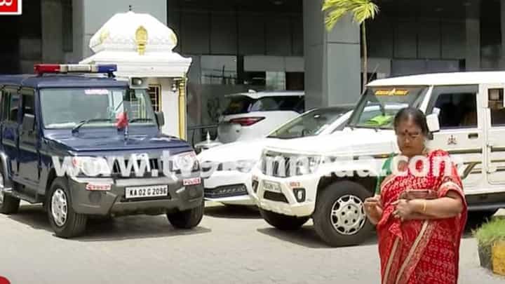 ರೂಟೀನ್ ಚೆಕಪ್ಗಾಗಿ ಖಾಸಗಿ ಆಸ್ಪತ್ರೆಯೊಂದಕ್ಕೆ ತೆರಳಿದ ಮುಖ್ಯಮಂತ್ರಿ ಸಿದ್ದರಾಮಯ್ಯ ರೂಟೀನ್ ಚೆಕಪ್ಗಾಗಿ ಖಾಸಗಿ ಆಸ್ಪತ್ರೆಯೊಂದಕ್ಕೆ ತೆರಳಿದ ಮುಖ್ಯಮಂತ್ರಿ ಸಿದ್ದರಾಮಯ್ಯ