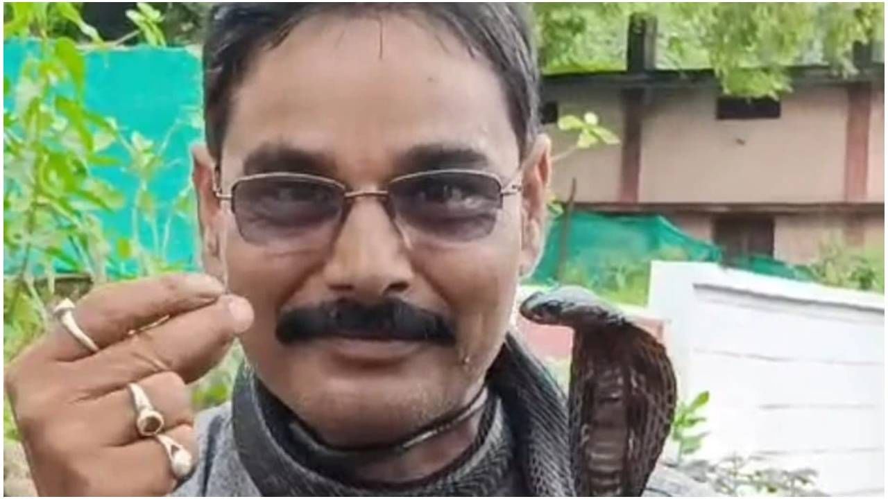 ಮಧ್ಯಪ್ರದೇಶ: ಕುತ್ತಿಗೆಗೆ ನಾಗರಹಾವು ಸುತ್ತಿಕೊಂಡು ಬೈಕ್ ಓಡಿಸುತ್ತಿದ್ದ ವ್ಯಕ್ತಿ ಹಾವು ಕಡಿತದಿಂದ ಸಾವು