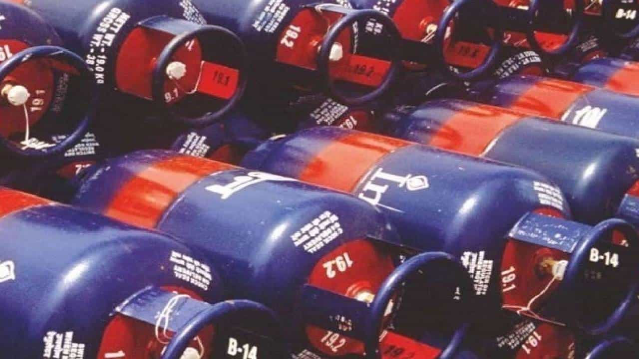 LPG Cylinder Price: ವಾಣಿಜ್ಯ ಬಳಕೆಯ ಎಲ್​ಪಿಜಿ ಸಿಲಿಂಡರ್ ಬೆಲೆಯಲ್ಲಿ ಭಾರಿ ಇಳಿಕೆ