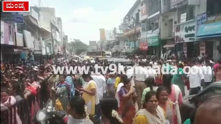 ಮಂಡ್ಯದಲ್ಲಿ ಜವಳಿ ವರ್ತಕನಿಂದ ರೂ. 500 ಗಳಿಗೆ 4 ಸೀರೆ ಆಫರ್, ಅಂಗಡಿಗೆ ಮುಗಿಬಿದ್ದ ಮಹಿಳೆಯರು! ಮಂಡ್ಯದಲ್ಲಿ ಜವಳಿ ವರ್ತಕನಿಂದ ರೂ. 500 ಗಳಿಗೆ 4 ಸೀರೆ ಆಫರ್, ಅಂಗಡಿಗೆ ಮುಗಿಬಿದ್ದ ಮಹಿಳೆಯರು!