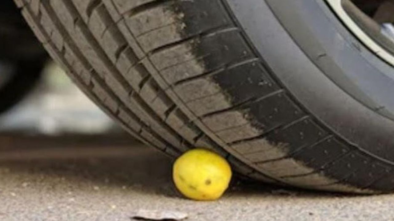 ಹೊಸ ವಾಹನದ ಕೆಳಗೆ ನಿಂಬೆ ಹಣ್ಣು ಇಡೋದು ಯಾಕೆ ಗೊತ್ತಾ? ಇದೆ ನೋಡಿ ಕಾರಣ ಹೊಸ ವಾಹನದ ಕೆಳಗೆ ನಿಂಬೆ ಹಣ್ಣು ಇಡೋದು ಯಾಕೆ ಗೊತ್ತಾ? ಇದೆ ನೋಡಿ ಕಾರಣ