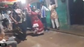 ‘ಗೋಲಿ ಚಲ್ ಜಾವೇಗಿ’ ಹಾಡಿಗೆ ನೃತ್ಯ ಮಾಡುತ್ತಲೇ ಗುಂಡು ಹಾರಿಸಿದ ವ್ಯಕ್ತಿ ‘ಗೋಲಿ ಚಲ್ ಜಾವೇಗಿ’ ಹಾಡಿಗೆ ನೃತ್ಯ ಮಾಡುತ್ತಲೇ ಗುಂಡು ಹಾರಿಸಿದ ವ್ಯಕ್ತಿ