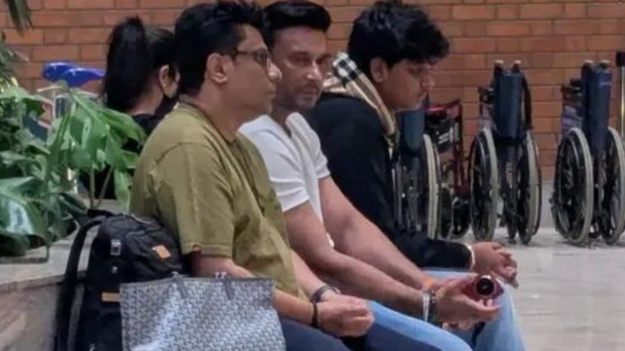 ದರ್ಶನ್, ಕೆಂಪೇಗೌಡ ವಿಮಾನ ನಿಲ್ದಾಣದ ಟರ್ಮಿನಲ್ನಲ್ಲಿ ವಿಶ್ರಾಂತಿ ಪಡೆಯುತ್ತಿರುವ ಕೆಲ ಚಿತ್ರಗಳು ಇದೀಗ ವೈರಲ್ ಆಗಿವೆ. ಚಿತ್ರಗಳಲ್ಲಿ ದರ್ಶನ್ ಜೊತೆಗೆ ವಿನೀಶ್ ಸಹ ಇದ್ದಾರೆ. ಜೊತೆಗೆ ನಿರ್ದೇಶಕ ಪ್ರಕಾಶ್ ಸಹ ಇದ್ದಾರೆ.