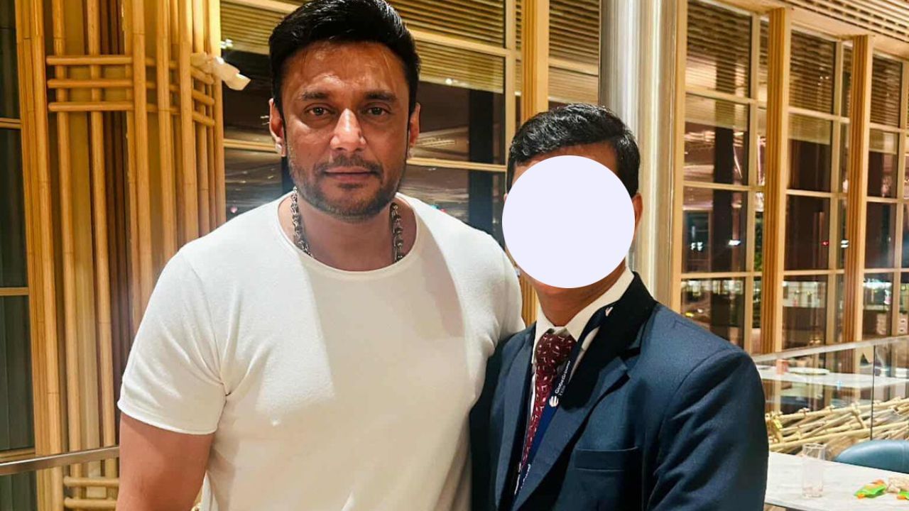ದರ್ಶನ್ ಜೊತೆಗೆ ಕೆಲ ಏರ್ಪೋರ್ಟ್ ಸಿಬ್ಬಂದಿ ಚಿತ್ರಗಳನ್ನು ಸಹ ತೆಗೆಸಿಕೊಂಡಿದ್ದಾರೆ. ದರ್ಶನ್ ಸಹ ಯಾವುದೇ ಬಿಗುಮಾನಗಳಿಲ್ಲದೆ ಕೇಳಿದವರಿಗೆ ಚಿತ್ರಗಳನ್ನು ನೀಡಿದ್ದಾರೆ.