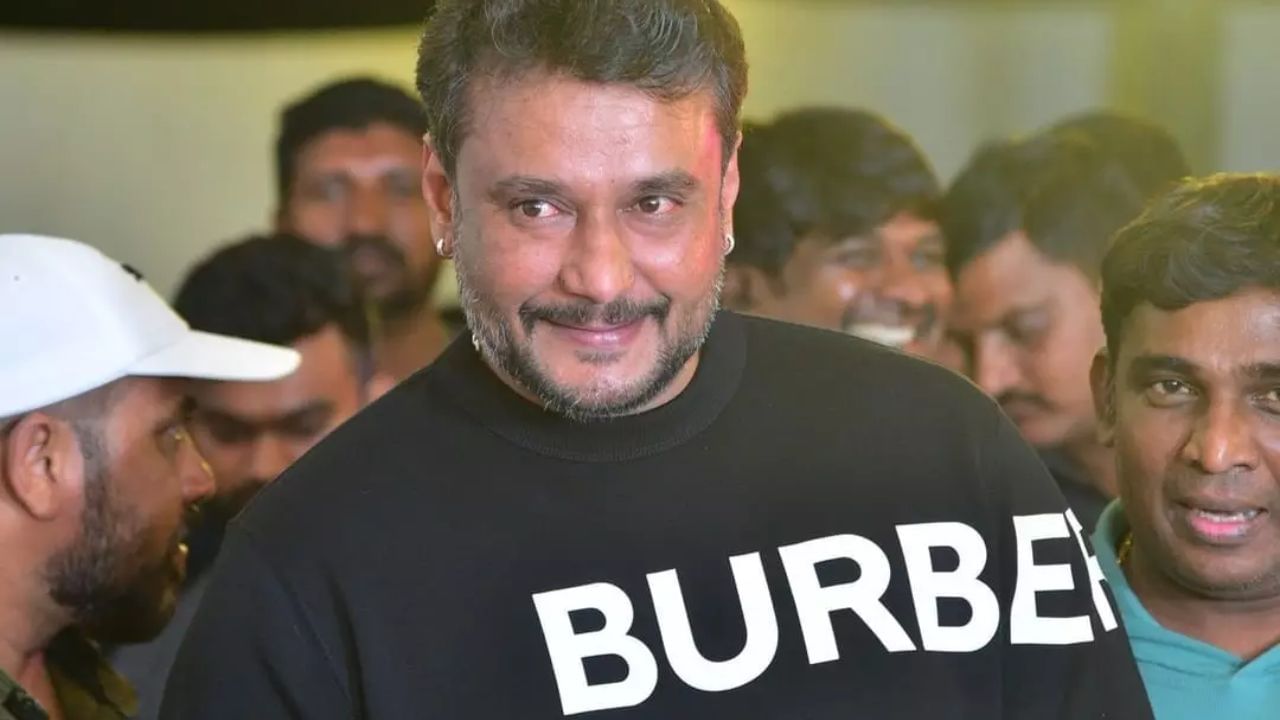 ನಟ ದರ್ಶನ್, ‘ಡೆವಿಲ್’ ಸಿನಿಮಾದ ಚಿತ್ರೀಕರಣಕ್ಕಾಗಿ ಥಾಯ್ಲೆಂಡ್ಗೆ ತೆರಳಿದ್ದಾರೆ. ವಿದೇಶ ಯಾತ್ರೆಗಾಗಿ ನ್ಯಾಯಾಲಯದಿಂದ ವಿಶೇಷ ಅನುಮತಿಯನ್ನು ನಟ ದರ್ಶನ್ ಪಡೆದುಕೊಂಡಿದ್ದಾರೆ.