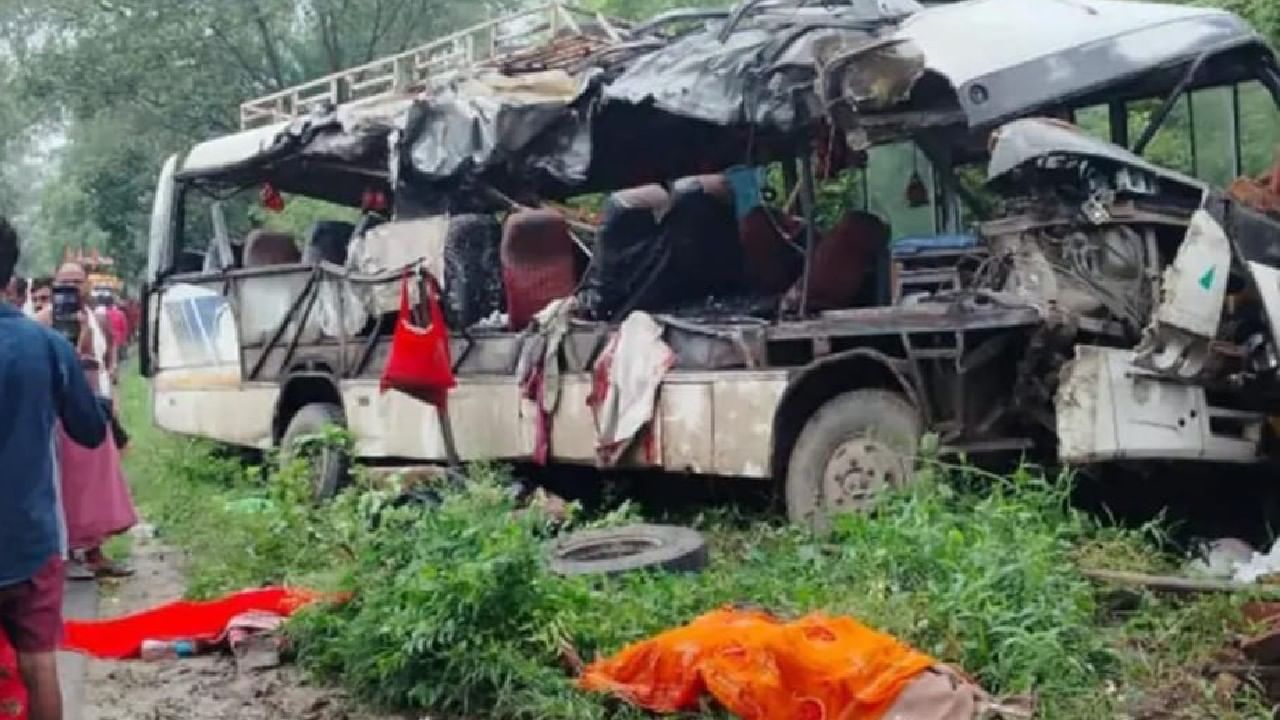 ಜಾರ್ಖಂಡ್ನಲ್ಲಿ ಸಿಲಿಂಡರ್ ತುಂಬಿದ ಟ್ರಕ್ಗೆ ಕನ್ವಾರಿಯಾಗಳನ್ನು ಕರೆದೊಯ್ಯುತ್ತಿದ್ದ ಬಸ್ ಡಿಕ್ಕಿ ಹೊಡೆದು 18 ಜನ ಸಾವು ಜಾರ್ಖಂಡ್ನಲ್ಲಿ ಸಿಲಿಂಡರ್ ತುಂಬಿದ ಟ್ರಕ್ಗೆ ಕನ್ವಾರಿಯಾಗಳನ್ನು ಕರೆದೊಯ್ಯುತ್ತಿದ್ದ ಬಸ್ ಡಿಕ್ಕಿ ಹೊಡೆದು 18 ಜನ ಸಾವು