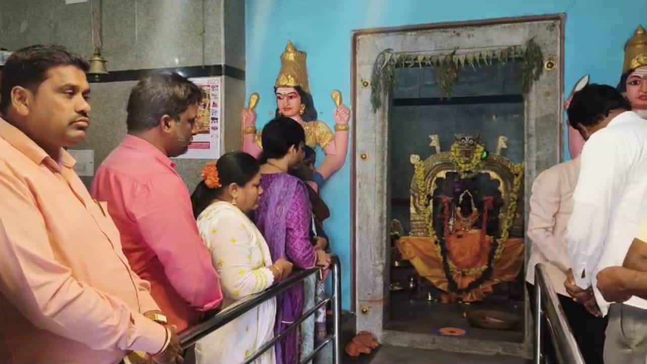 ಬೆಂಗಳೂರು ಹೊರವಲಯದಲ್ಲೇ ಅಸ್ಪೃಶ್ಯತೆ ಜೀವಂತ: ತಹಶಿಲ್ದಾರ್​ ಸಮ್ಮುಖದಲ್ಲಿ ದೇವಸ್ಥಾನ ಪ್ರವೇಶಿಸಿದ ದಲಿತರು