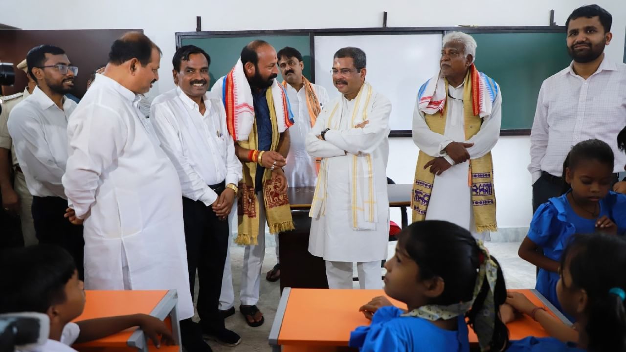 ತಾವು ಓದಿದ ಶಾಲೆಗೆ ಭೇಟಿ ನೀಡಿ, ಹೊಸ ಸೌಲಭ್ಯಗಳನ್ನು ಉದ್ಘಾಟಿಸಿದ ಕೇಂದ್ರ ಶಿಕ್ಷಣ ಸಚಿವ ಧರ್ಮೇಂದ್ರ ಪ್ರಧಾನ್