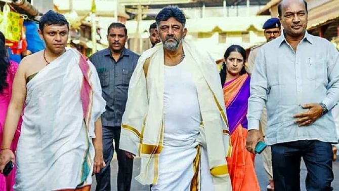 ವಾರದಿಂದ ಟೆಂಪಲ್ ರನ್: ಸಿಎಂ ಗಾದಿಗಾಗಿ ರಹಸ್ಯ ಪೂಜೆ ಮಾಡಿದ್ರಾ ಡಿಕೆಶಿ? ವಾರದಿಂದ ಟೆಂಪಲ್ ರನ್: ಸಿಎಂ ಗಾದಿಗಾಗಿ ರಹಸ್ಯ ಪೂಜೆ ಮಾಡಿದ್ರಾ ಡಿಕೆಶಿ?