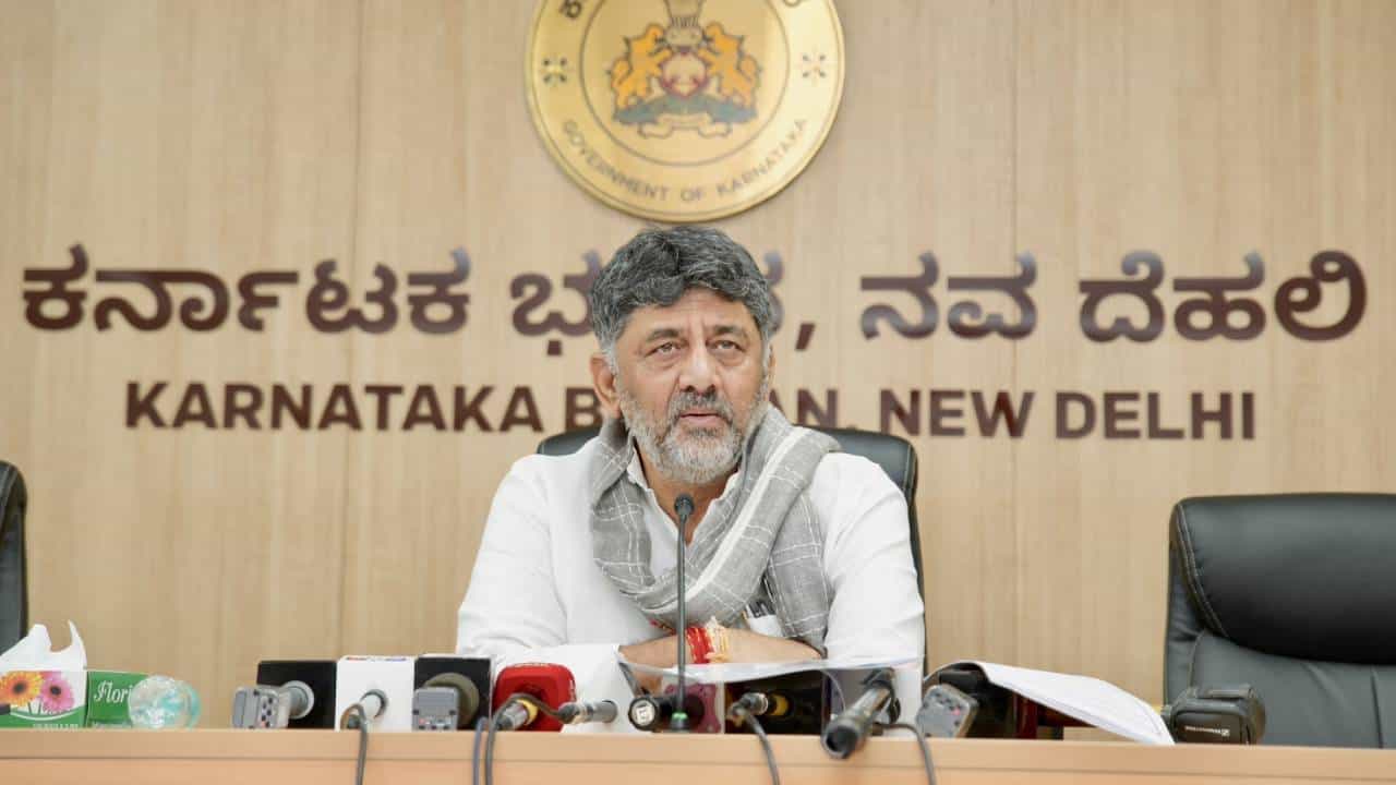 ಡಿಸಿಎಂ ಡಿಕೆ ಶಿವಕುಮಾರ್ ಕಚೇರಿ ಸ್ಫೋಟಿಸುವುದಾಗಿ ಬಾಂಬ್ ಬೆದರಿಕೆ ಸಂದೇಶ ಡಿಸಿಎಂ ಡಿಕೆ ಶಿವಕುಮಾರ್ ಕಚೇರಿ ಸ್ಫೋಟಿಸುವುದಾಗಿ ಬಾಂಬ್ ಬೆದರಿಕೆ ಸಂದೇಶ