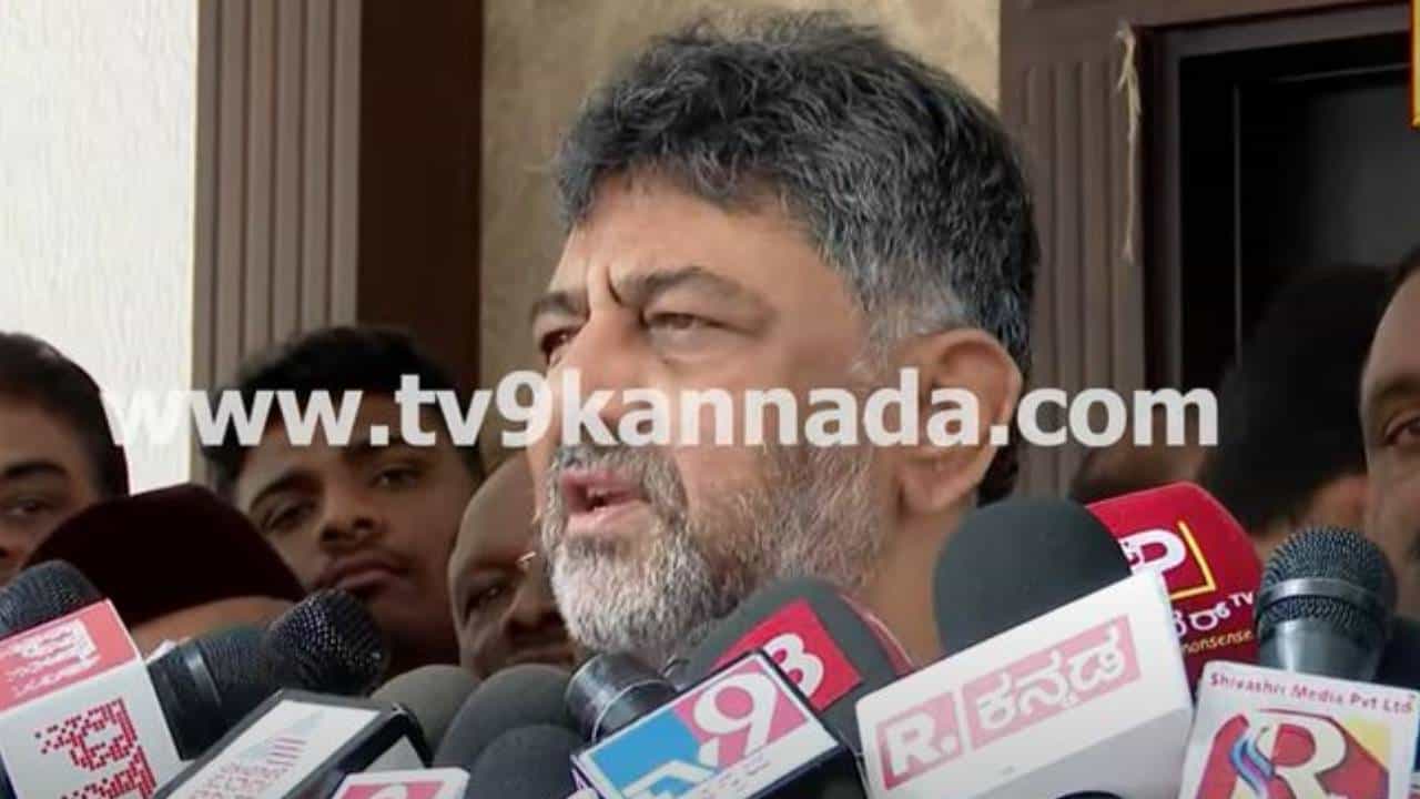 ಸುರ್ಜೇವಾಲಾ ನೀಡಿದ ಮಾಹಿತಿಯನ್ನು ಆಧರಿಸಿ ಶಾಸಕರೊಂದಿಗೆ ಮುಖ್ಯಮಂತ್ರಿ ಸಭೆ ನಡೆಸುತ್ತಿದ್ದಾರೆ: ಶಿವಕುಮಾರ್ ಸುರ್ಜೇವಾಲಾ ನೀಡಿದ ಮಾಹಿತಿಯನ್ನು ಆಧರಿಸಿ ಶಾಸಕರೊಂದಿಗೆ ಮುಖ್ಯಮಂತ್ರಿ ಸಭೆ ನಡೆಸುತ್ತಿದ್ದಾರೆ: ಶಿವಕುಮಾರ್