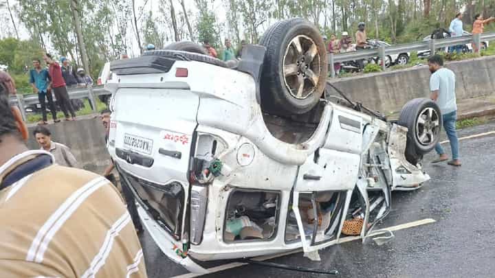 ಸಾಧನಾ ಸಮಾವೇಶದಿಂದ ವಾಪಸ್ ಬರುತ್ತಿದ್ದ ಡಿಕೆ ಶಿವಕುಮಾರ್ ಎಸ್ಕಾರ್ಟ್ ವಾಹನ ಪಲ್ಟಿ ಸಾಧನಾ ಸಮಾವೇಶದಿಂದ ವಾಪಸ್ ಬರುತ್ತಿದ್ದ ಡಿಕೆ ಶಿವಕುಮಾರ್ ಎಸ್ಕಾರ್ಟ್ ವಾಹನ ಪಲ್ಟಿ
