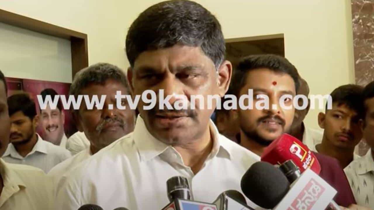 ಸುರ್ಜೇವಾಲಾ ಅಧಿಕಾರಿಗಳೊಂದಿಗೆ ಸಭೆ ನಡೆಸಿದ್ದು ಗೊತ್ತಿಲ್ಲವೆಂದ ಮಾಜಿ ಸಂಸದ ಡಿಕೆ ಸುರೇಶ್ ಸುರ್ಜೇವಾಲಾ ಅಧಿಕಾರಿಗಳೊಂದಿಗೆ ಸಭೆ ನಡೆಸಿದ್ದು ಗೊತ್ತಿಲ್ಲವೆಂದ ಮಾಜಿ ಸಂಸದ ಡಿಕೆ ಸುರೇಶ್