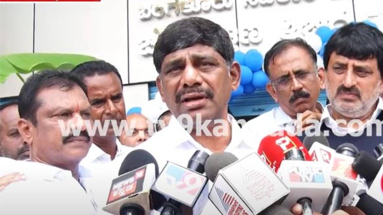 ಯೂರಿಯಾ ಬಿಡುಗಡೆಗೆ ನಮ್ಮ ಭಾಗದ ಜನನಾಯಕರು ಕೇಂದ್ರ ಸಚಿವರನ್ನು ಆಗ್ರಹಿಸಬೇಕು: ಡಿಕೆ ಸುರೇಶ್
