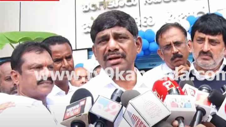 ಯೂರಿಯಾ ಬಿಡುಗಡೆಗೆ ನಮ್ಮ ಭಾಗದ ಜನನಾಯಕರು ಕೇಂದ್ರ ಸಚಿವರನ್ನು ಆಗ್ರಹಿಸಬೇಕು: ಡಿಕೆ ಸುರೇಶ್ ಯೂರಿಯಾ ಬಿಡುಗಡೆಗೆ ನಮ್ಮ ಭಾಗದ ಜನನಾಯಕರು ಕೇಂದ್ರ ಸಚಿವರನ್ನು ಆಗ್ರಹಿಸಬೇಕು: ಡಿಕೆ ಸುರೇಶ್