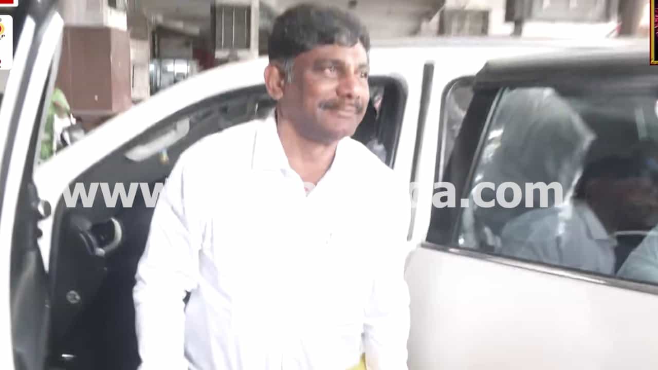 ಐಶ್ವರ್ಯಾ ಗೌಡ ವಂಚನೆ ಪ್ರಕರಣ: ಮತ್ತೆ ಇಡಿ ವಿಚಾರಣೆಗೆ ಹಾಜರಾದ ಡಿಕೆ ಸುರೇಶ್ ಐಶ್ವರ್ಯಾ ಗೌಡ ವಂಚನೆ ಪ್ರಕರಣ: ಮತ್ತೆ ಇಡಿ ವಿಚಾರಣೆಗೆ ಹಾಜರಾದ ಡಿಕೆ ಸುರೇಶ್