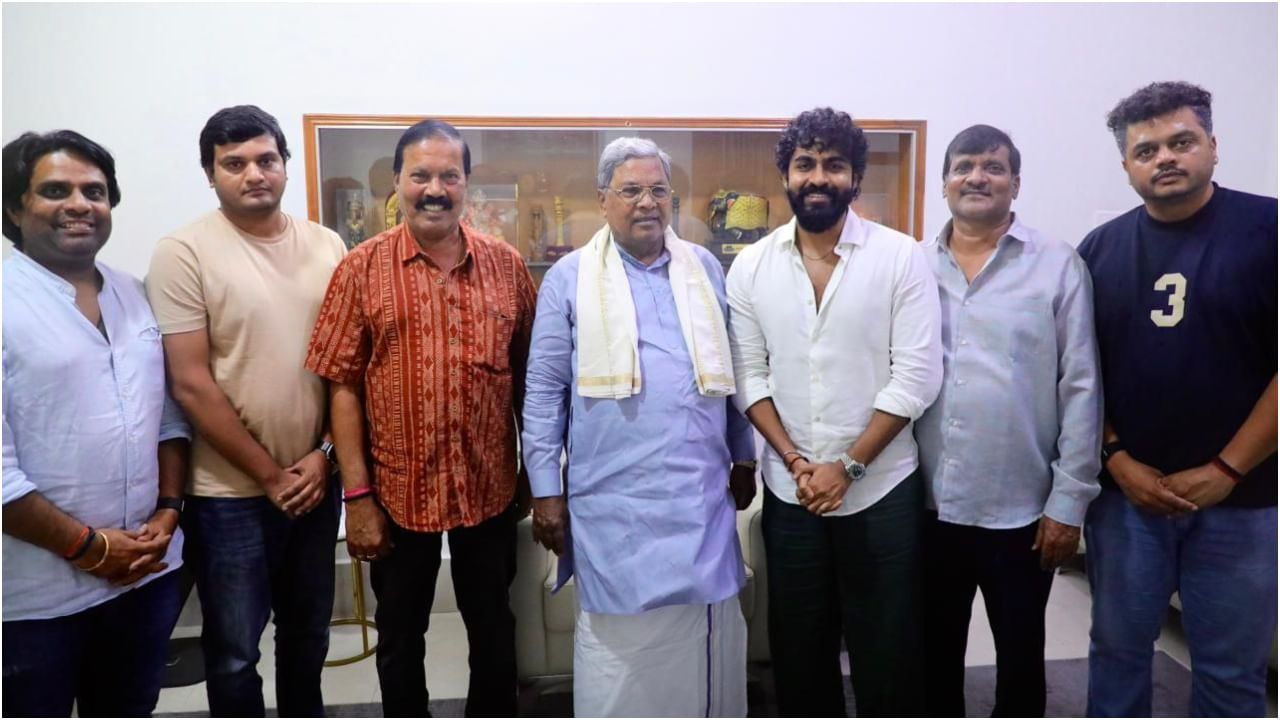 ಡಾ. ರಾಜ್ಕುಮಾರ್ ಮೊಮ್ಮಗ ಯುವ ರಾಜ್ಕುಮಾರ್ ಅವರು ನಟಿಸಿರುವ ಎರಡನೇ ಸಿನಿಮಾ ಇದು. ಅಶ್ವಿನಿ ಪುನೀತ್ ರಾಜ್ಕುಮಾರ್, ಕಾರ್ತಿಕ್ ಗೌಡ, ಜಯಣ್ಣ ಅವರು ಒಟ್ಟಾಗಿ ‘ಎಕ್ಕ’ ಸಿನಿಮಾಗೆ ಬಂಡವಾಳ ಹೂಡಿದ್ದಾರೆ.