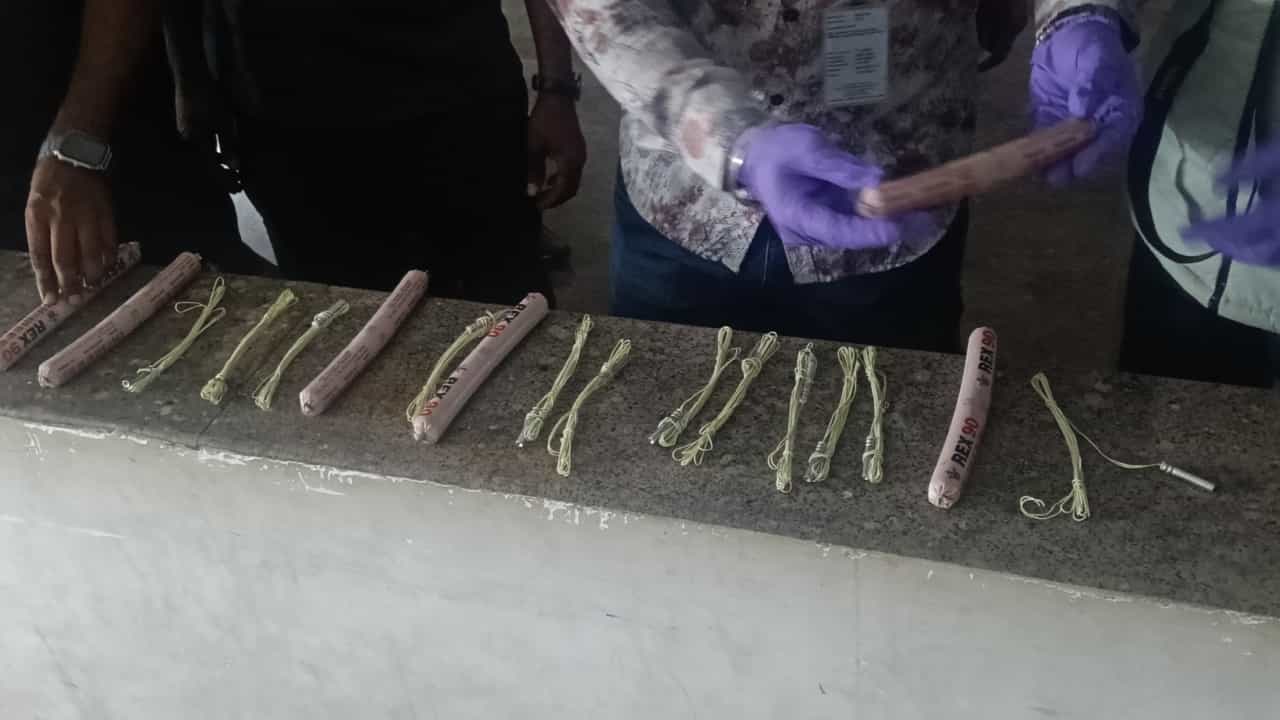 ಬೆಂಗಳೂರು ಕಲಾಸಿಪಾಳ್ಯ ಬಸ್ ನಿಲ್ದಾಣದಲ್ಲಿ ಸ್ಫೋಟಕ ಪತ್ತೆ: ತನಿಖೆಗೆ ಆರು ತಂಡಗಳ ರಚನೆ ಬೆಂಗಳೂರು ಕಲಾಸಿಪಾಳ್ಯ ಬಸ್ ನಿಲ್ದಾಣದಲ್ಲಿ ಸ್ಫೋಟಕ ಪತ್ತೆ: ತನಿಖೆಗೆ ಆರು ತಂಡಗಳ ರಚನೆ