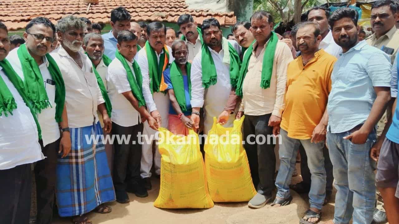 ಗೊಬ್ಬರ ಅಭಾವ ನಡುವೆ ರೈತರಿಗೆ ಮತ್ತೊಂದು ಆಘಾತ: ಯೂರಿಯಾ ಜತೆ ನ್ಯಾನೋ ಡಿಎಪಿ ಖರೀದಿ ಕಡ್ಡಾಯ ಗೊಬ್ಬರ ಅಭಾವ ನಡುವೆ ರೈತರಿಗೆ ಮತ್ತೊಂದು ಆಘಾತ: ಯೂರಿಯಾ ಜತೆ ನ್ಯಾನೋ ಡಿಎಪಿ ಖರೀದಿ ಕಡ್ಡಾಯ