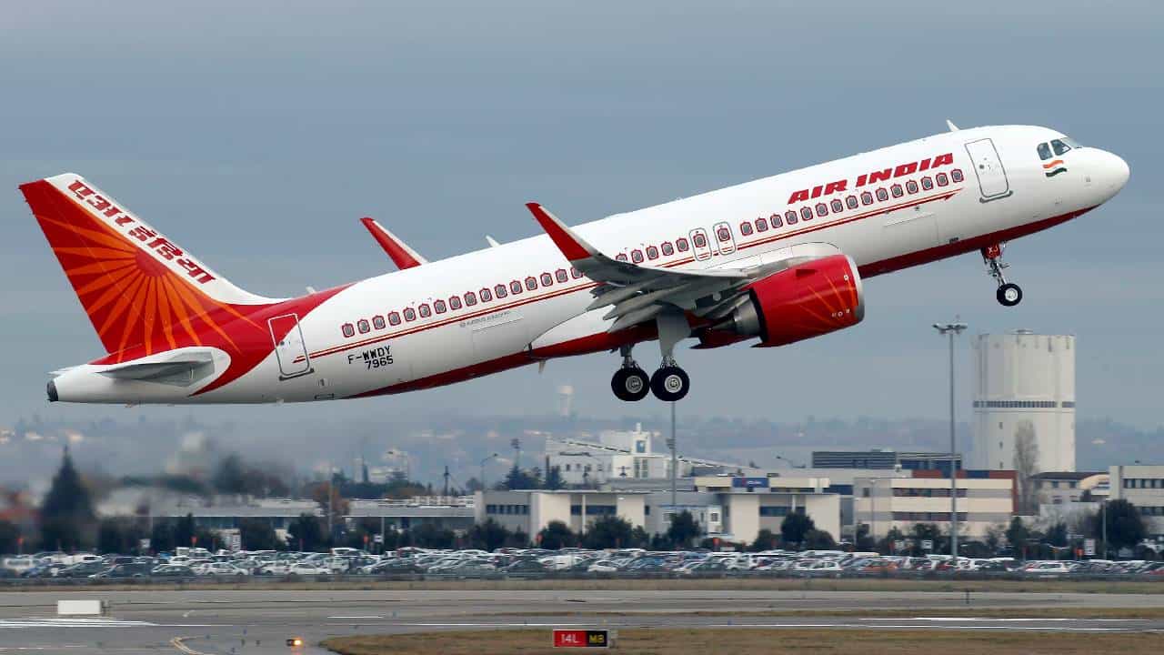 ​AirIndia: ತಾಂತ್ರಿಕ ದೋಷ, ದೋಹಾಗೆ ಹೊರಟಿದ್ದ ಏರ್ ಇಂಡಿಯಾ ವಿಮಾನ ಕೋಳಿಕ್ಕೋಡ್​ಗೆ ವಾಪಸ್