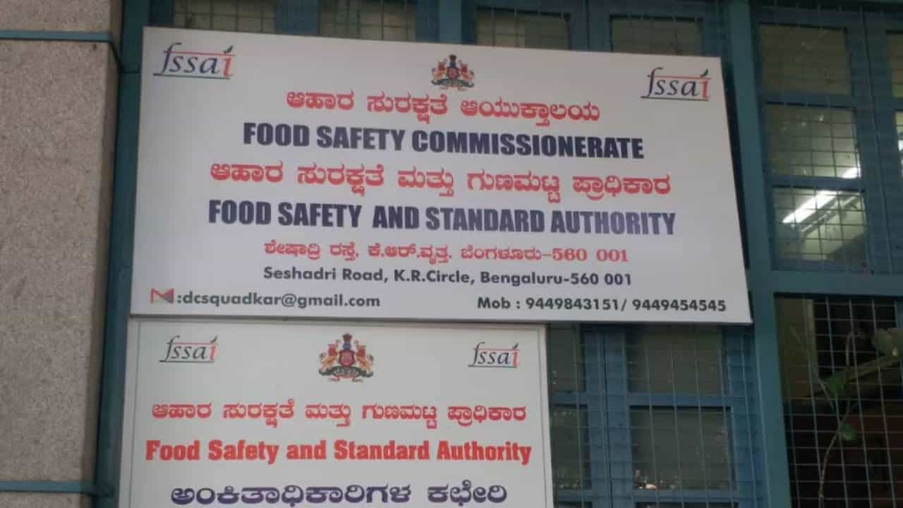 ಆಹಾರ ಇಲಾಖೆಯಿಂದ ರಾಜ್ಯದ ಹಲವು ಮಳಿಗೆಗಳು, ಹೋಟೆಲ್ಗಳಿಗೆ ನೋಟಿಸ್, ಭಾರಿ ದಂಡ ಆಹಾರ ಇಲಾಖೆಯಿಂದ ರಾಜ್ಯದ ಹಲವು ಮಳಿಗೆಗಳು, ಹೋಟೆಲ್ಗಳಿಗೆ ನೋಟಿಸ್, ಭಾರಿ ದಂಡ
