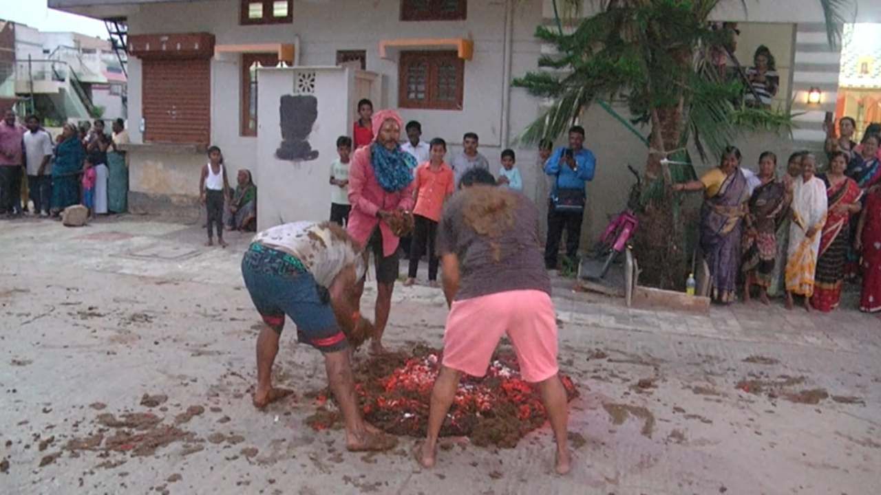 ನಾಗರ ಪಂಚಮಿ ವಿಶೇಷ: ಸಗಣಿಯಲ್ಲಿ ಮಿಂದೆದ್ದ ಯುವಕರು, ಗದಗಿನಲ್ಲೊಂದು ವಿಶಿಷ್ಟ ಆರಚಣೆ