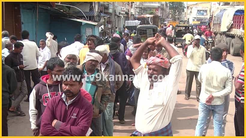 ಕರ್ನಾಟಕದಾದ್ಯಂತ ರಸಗೊಬ್ಬರದ ಬರ: ರೈತರು ಕಂಗಾಲು, ಎಲ್ಲಿಗೆ ಹೋಗಿ ಕೇಳಿದರೂ ‘ನೋ ಸ್ಟಾಕ್’ ಬೋರ್ಡ್