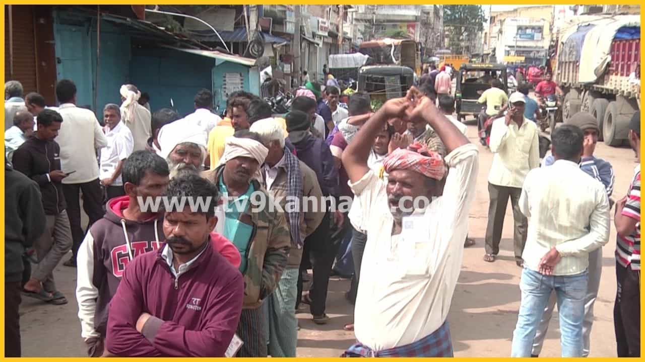 ಕರ್ನಾಟಕದಾದ್ಯಂತ ರಸಗೊಬ್ಬರದ ಬರ: ರೈತರು ಕಂಗಾಲು, ಎಲ್ಲಿಗೆ ಹೋಗಿ ಕೇಳಿದರೂ ‘ನೋ ಸ್ಟಾಕ್’ ಬೋರ್ಡ್