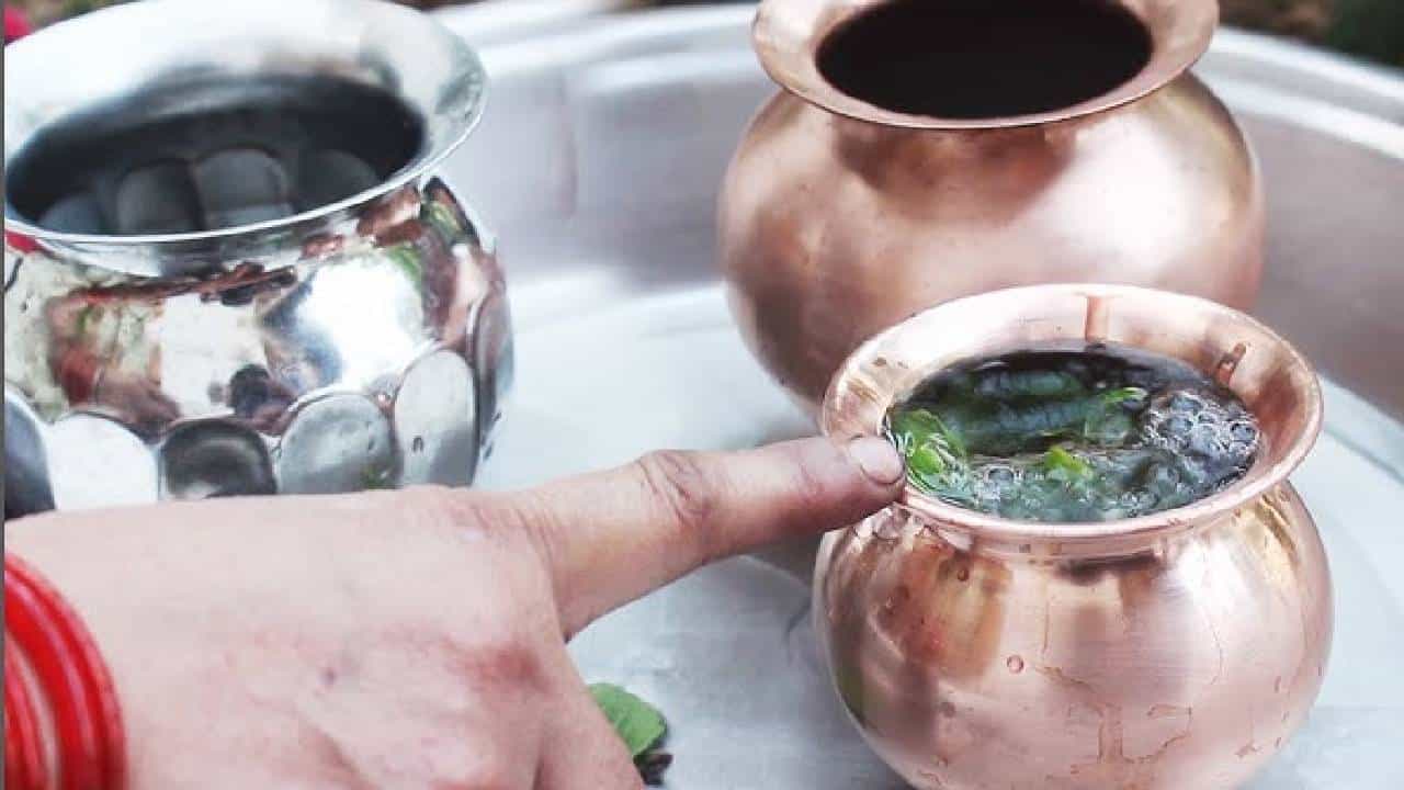 Ganga Jal at Home: ಮನೆಯಲ್ಲಿ ಗಂಗಾ ಜಲ ಇದ್ಯಾ? ಹಾಗಿದ್ರೆ ಈ ತಪ್ಪುಗಳನ್ನು ಮಾಡಲೇಬೇಡಿ Ganga Jal at Home: ಮನೆಯಲ್ಲಿ ಗಂಗಾ ಜಲ ಇದ್ಯಾ? ಹಾಗಿದ್ರೆ ಈ ತಪ್ಪುಗಳನ್ನು ಮಾಡಲೇಬೇಡಿ