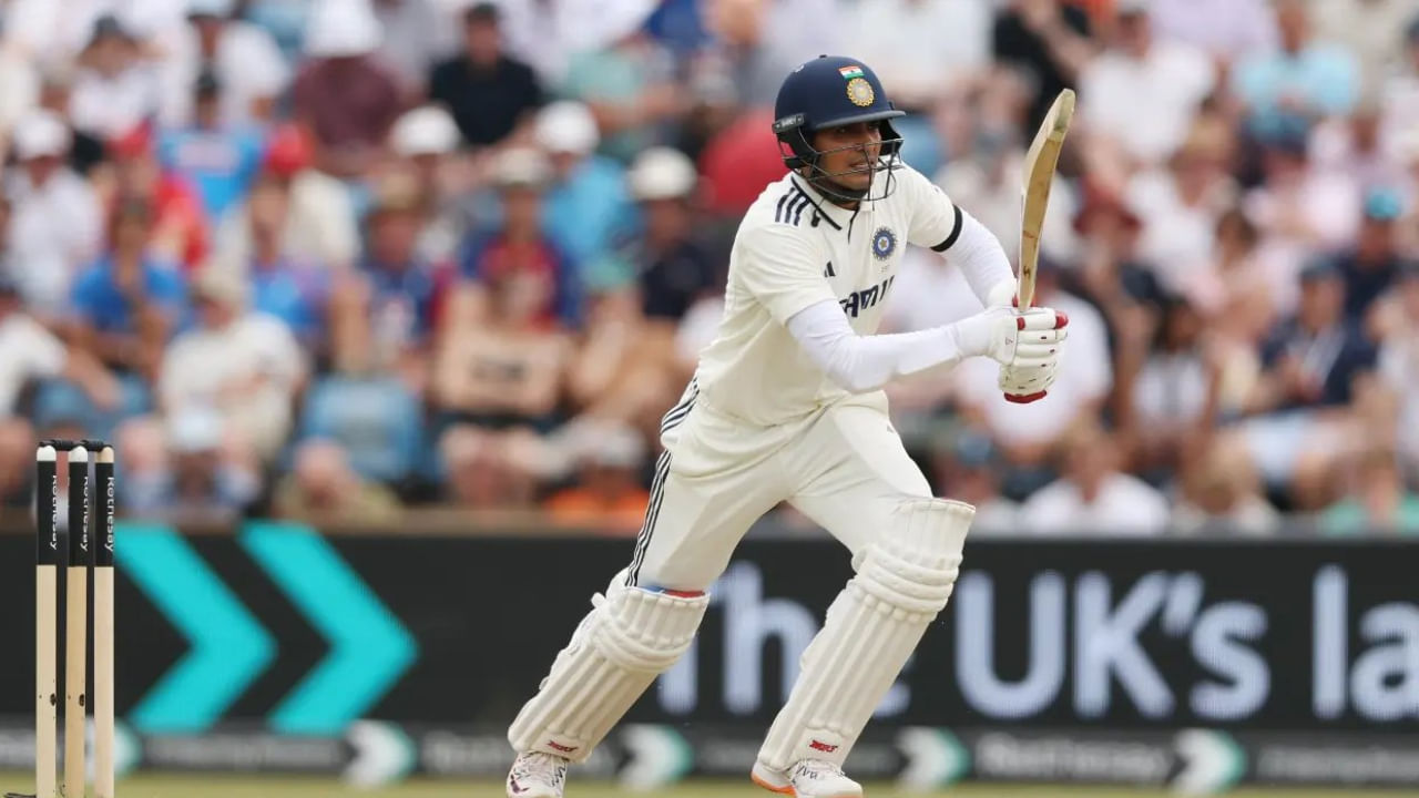 ಮ್ಯಾಂಚೆಸ್ಟರ್ ಟೆಸ್ಟ್ ಪಂದ್ಯದ ಎರಡನೇ ಇನ್ನಿಂಗ್ಸ್​ನಲ್ಲಿ ಭರ್ಜರಿ ಶತಕ ಸಿಡಿಸಿರುವ ಶುಭಮನ್ ಗಿಲ್, ಇಂಗ್ಲೆಂಡ್‌ ನೆಲದಲ್ಲಿ ಈ ಸಾಧನೆ ಮಾಡಿದ ಮೊದಲ ಭಾರತೀಯ ಬ್ಯಾಟ್ಸ್‌ಮನ್ ಎನಿಸಿಕೊಂಡಿದ್ದಾರೆ. ವಾಸ್ತವವಾಗಿ ಇಂಗ್ಲೆಂಡ್‌ನಲ್ಲಿ ಸರಣಿಯೊಂದರಲ್ಲಿ 700 ಕ್ಕೂ ಹೆಚ್ಚು ರನ್ ಗಳಿಸಿದ ಏಷ್ಯಾದ ಮೊದಲ ಬ್ಯಾಟ್ಸ್‌ಮನ್ ಎಂಬ ಹೆಗ್ಗಳಿಕೆಗೆ ಭಾರತದ ನಾಯಕ ಗಿಲ್ ಪಾತ್ರರಾಗಿದ್ದಾರೆ.