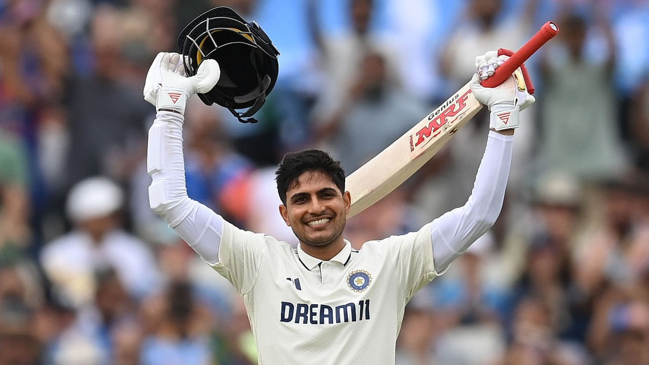 ಇದಲ್ಲದೆ ಸುನಿಲ್ ಗವಾಸ್ಕರ್ ಹೆಸರಿನಲ್ಲಿರುವ ಸರ್ವಶ್ರೇಷ್ಠ ದಾಖಲೆಯತ್ತ ಕೂಡ ಶುಭ್ಮನ್ ಗಿಲ್ ದಾಪುಗಾಲಿಟ್ಟಿದ್ದಾರೆ. ಟೀಮ್ ಇಂಡಿಯಾ ಪರ ಟೆಸ್ಟ್ ಸರಣಿವೊಂದರಲ್ಲಿ ಅತೀ ಹೆಚ್ಚು ರನ್ ಗಳಿಸಿದ ದಾಖಲೆ ಸುನಿಲ್ ಗವಾಸ್ಕರ್ ಹೆಸರಿನಲ್ಲಿದೆ. 1971 ರಲ್ಲಿ ನಡೆದ ವೆಸ್ಟ್ ಇಂಡೀಸ್ ವಿರುದ್ಧದ ಸರಣಿಯಲ್ಲಿ ಗವಾಸ್ಕರ್ 774 ರನ್ ಕಲೆಹಾಕಿದ್ದರು. ಇದೀಗ 697 ರನ್ಗಳಿಸಿರುವ ಗಿಲ್ 4ನೇ ಟೆಸ್ಟ್ನಲ್ಲಿ ಅಥವಾ 5ನೇ ಟೆಸ್ಟ್ ಪಂದ್ಯದ ಮೂಲಕ ಒಟ್ಟು 78 ರನ್ ಬಾರಿಸಿದರೆ ಹೊಸ ಇತಿಹಾಸ ನಿರ್ಮಾಣವಾಗಲಿದೆ.