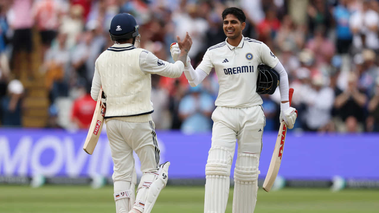 ಭಾರತ ಟೆಸ್ಟ್ ತಂಡದ ನೂತನ ನಾಯಕನಾಗಿ ಆಯ್ಕೆಯಾಗಿರುವ ಶುಭ್ಮನ್ ಗಿಲ್ ಇಂಗ್ಲೆಂಡ್ ಪ್ರವಾಸವನ್ನು ಸ್ಮರಣೀಯಗೊಳಿಸುತ್ತಿದ್ದಾರೆ. ಲೀಡ್ಸ್ ಟೆಸ್ಟ್ನಲ್ಲಿ ಶತಕ ಬಾರಿಸಿದ್ದ ಗಿಲ್, ಇದೀಗ ಎಡ್ಜ್ಬಾಸ್ಟನ್ ಟೆಸ್ಟ್ನಲ್ಲಿಯೂ ದ್ವಿಶತಕ ಹಾಗೂ ಶತಕ ಬಾರಿಸಿ ಹಲವಾರು ದಾಖಲೆಗಳನ್ನು ನಿರ್ಮಿಸಿದ್ದಾರೆ.