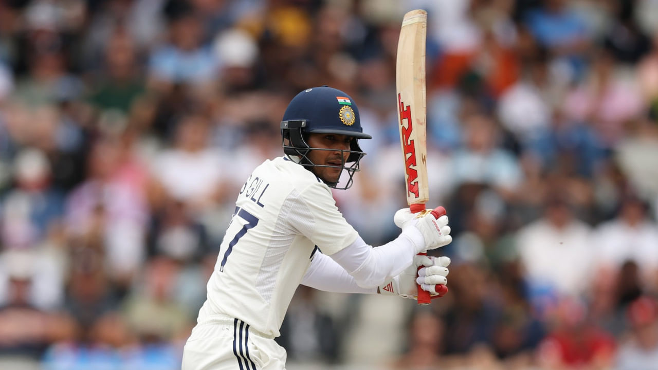 ಇಂಗ್ಲೆಂಡ್ ವಿರುದ್ಧದ ಟೆಸ್ಟ್ ಸರಣಿಯಲ್ಲಿ ನಾಯಕ ಶುಭಮನ್ ಗಿಲ್ ಅವರ ಬ್ಯಾಟ್ ರನ್​ಗಳ ಮಳೆ ಹರಿಸಿದೆ. ನಾಯಕನಾಗಿ ಗಿಲ್ ಪ್ರದರ್ಶನ ಅಷ್ಟಕಷ್ಟೆಯಾದರೂ ಆಟಗಾರನಾಗಿ ಗಿಲ್ ಭರ್ಜರಿ ಬ್ಯಾಟಿಂಗ್ ಮಾಡಿದ್ದಾರೆ. ಸರಣಿಯಲ್ಲಿ ಶತಕಗಳ ಮಾಲೆ ಕಟ್ಟಿರುವ ಗಿಲ್, ಇದುವರೆಗೆ ಸಾಕಷ್ಟು ದಾಖಲೆಗಳನ್ನು ನಿರ್ಮಿಸಿದ್ದಾರೆ. ಇದೀಗ ಓವಲ್ ಟೆಸ್ಟ್​​ನಲ್ಲೂ ಗಿಲ್, ಇಬ್ಬರು ಲೆಜೆಂಡರಿ ಆಟಗಾರರ ದಾಖಲೆ ಮುರಿದಿದ್ದಾರೆ.