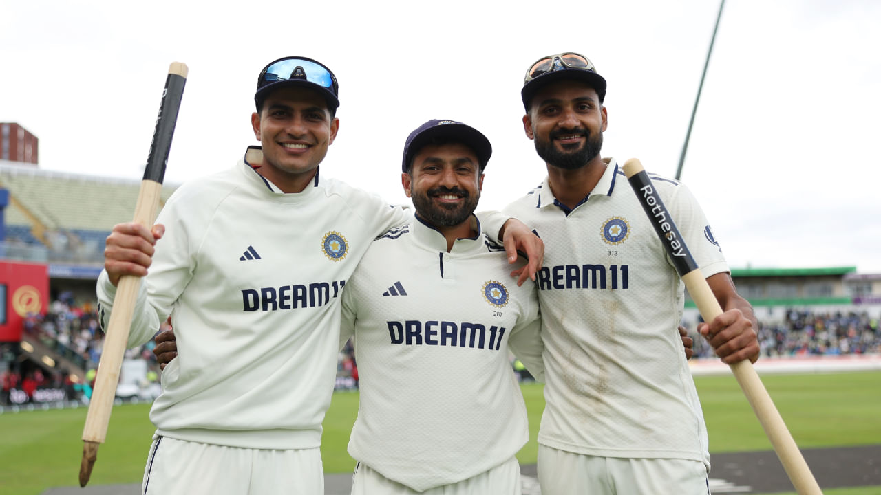 ಇಂಗ್ಲೆಂಡ್ನ ಜೇಮೀ ಸ್ಮಿತ್ 16 ಬ್ಯಾಟ್ಸ್ಮನ್ಗಳನ್ನು ಹಿಂದಿಕ್ಕುವ ಮೂಲಕ ಟಾಪ್ 10 ರೊಳಗೆ ಸ್ಥಾನ ಪಡೆದಿದ್ದಾರೆ. ಈಗ ಲಾರ್ಡ್ಸ್ ಟೆಸ್ಟ್ ಪ್ರಾರಂಭವಾಗಲಿದ್ದು, ಈ ಪಂದ್ಯದಲ್ಲಿ ರನ್ ಗಳಿಸುವ ಆಟಗಾರರು ಮತ್ತೆ ಟೆಸ್ಟ್ ಶ್ರೇಯಾಂಕದಲ್ಲಿ ಭರ್ಜರಿ ಮುಂಬಡ್ತಿ ಪಡೆಯಲಿದ್ದಾರೆ. ಇದೀಗ 6ನೇ ಸ್ಥಾನದಲ್ಲಿರುವ ಗಿಲ್ ಟೆಸ್ಟ್ ಸರಣಿ ಮುಗಿಯುವ ವೇಳೆಗೆ ಯಾವ ಸ್ಥಾನಕ್ಕೆ ಬರುತ್ತಾರೆ ಎಂಬುದನ್ನು ಕಾದುನೋಡಬೇಕಿದೆ.