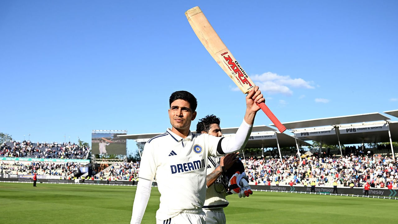 ಇಂಗ್ಲೆಂಡ್ ವಿರುದ್ಧದ ಮೊದಲೆರಡು ಟೆಸ್ಟ್ ಪಂದ್ಯಗಳಲ್ಲೂ ಟೀಮ್ ಇಂಡಿಯಾ ನಾಯಕ ಶುಭ್​ಮನ್ ಗಿಲ್ (Shubman Gill) ಶತಕ ಸಿಡಿಸಿದ್ದಾರೆ. ಹೆಡಿಂಗ್ಲೆಯಲ್ಲಿ ನಡೆದ ಮೊದಲ ಟೆಸ್ಟ್ ಪಂದ್ಯದಲ್ಲಿ 147 ರನ್ ಬಾರಿಸಿ ಮಿಂಚಿದ್ದ ಗಿಲ್, ಇದೀಗ ಎಡ್ಜ್​ಬಾಸ್ಟನ್ ಮೈದಾನದಲ್ಲಿ ಅಜೇಯ 114 ರನ್​ ಬಾರಿಸಿ ಬ್ಯಾಟಿಂಗ್ ಕಾಯ್ದುಕೊಂಡಿದ್ದಾರೆ.