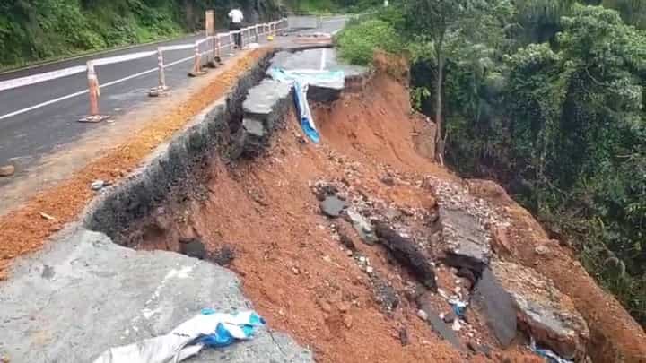 ಕರ್ನಾಟಕ-ಗೋವಾ ಸಂಪರ್ಕ ಕಲ್ಪಿಸುವ ರಾಷ್ಟ್ರೀಯ ಹೆದ್ದಾರಿ ಕುಸಿತ: ವಾಹನ ಸಂಚಾರಕ್ಕೆ ಅಡಚಣೆ ಕರ್ನಾಟಕ-ಗೋವಾ ಸಂಪರ್ಕ ಕಲ್ಪಿಸುವ ರಾಷ್ಟ್ರೀಯ ಹೆದ್ದಾರಿ ಕುಸಿತ: ವಾಹನ ಸಂಚಾರಕ್ಕೆ ಅಡಚಣೆ