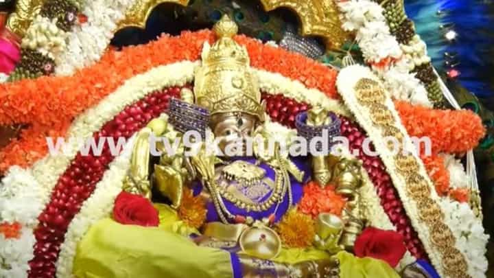 ಆಷಾಢ ಮಾಸದ ಕೊನೆ ಶುಕ್ರವಾರ, ಬಗೆಬಗೆಯ ಅಲಂಕಾರಗಳಿಂದ ಕಂಗೊಳಿಸುತ್ತಿರುವ ಚಾಮುಂಡಿ ಮಾತೆ ಮತ್ತು ದೇವಸ್ಥಾನ ಆಷಾಢ ಮಾಸದ ಕೊನೆ ಶುಕ್ರವಾರ, ಬಗೆಬಗೆಯ ಅಲಂಕಾರಗಳಿಂದ ಕಂಗೊಳಿಸುತ್ತಿರುವ ಚಾಮುಂಡಿ ಮಾತೆ ಮತ್ತು ದೇವಸ್ಥಾನ