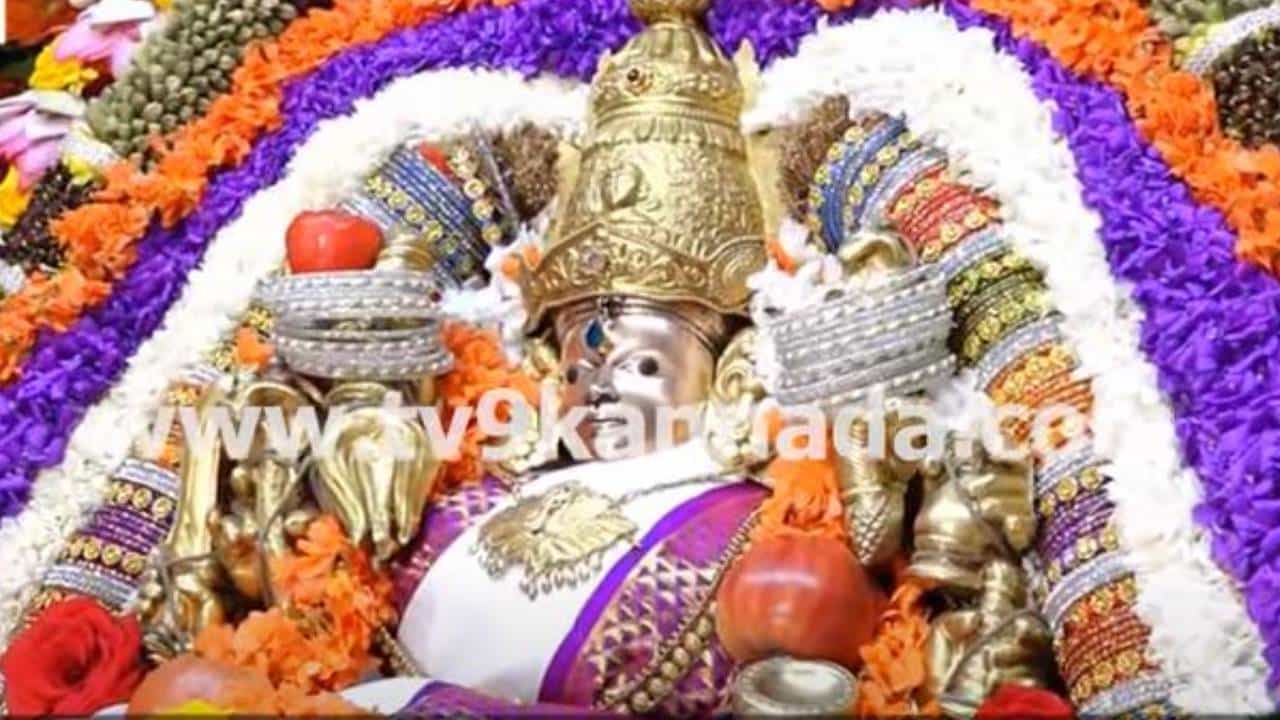 ಆಷಾಢಮಾಸದ ಮೂರನೇ ಶುಕ್ರವಾರ; ಚಾಮುಂಡಿ ತಾಯಿಗೆ ಬಗೆಬಗೆಯ ಹೂಗಳಿಂದ ಅಲಂಕಾರ ಆಷಾಢಮಾಸದ ಮೂರನೇ ಶುಕ್ರವಾರ; ಚಾಮುಂಡಿ ತಾಯಿಗೆ ಬಗೆಬಗೆಯ ಹೂಗಳಿಂದ ಅಲಂಕಾರ