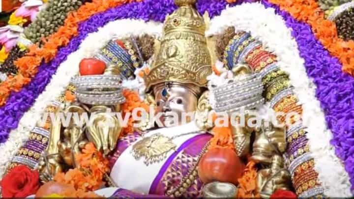 ಆಷಾಢಮಾಸದ ಮೂರನೇ ಶುಕ್ರವಾರ; ಚಾಮುಂಡಿ ತಾಯಿಗೆ ಬಗೆಬಗೆಯ ಹೂಗಳಿಂದ ಅಲಂಕಾರ ಆಷಾಢಮಾಸದ ಮೂರನೇ ಶುಕ್ರವಾರ; ಚಾಮುಂಡಿ ತಾಯಿಗೆ ಬಗೆಬಗೆಯ ಹೂಗಳಿಂದ ಅಲಂಕಾರ