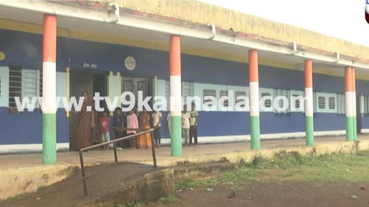 ಬೀದರ್: ಮಕ್ಕಳನ್ನು ಆಕರ್ಷಿಲು ಶಾಲೆಯನ್ನು ರೈಲು ಗಾಡಿಯಂತೆ ಪೇಂಟ್ ಮಾಡಿಸಿದ ಮುಖ್ಯ ಶಿಕ್ಷಕ