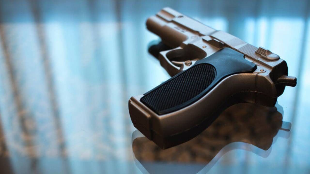 ಪಿಸ್ತೂಲ್ ಮಿಸ್ ಫೈರ್: ಪ್ರಿಯಕರನ ಗನ್​​ನಿಂದ ಪ್ರೇಯಸಿಯ ಹೊಟ್ಟೆಗೆ ಹೊಕ್ಕಿದ ಬುಲೆಟ್