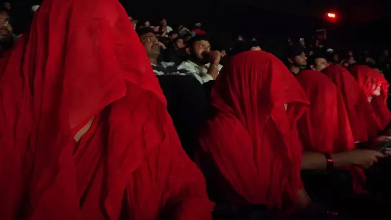 ಮುಖಕ್ಕೆ ಪರದೆ ಹಾಕಿಕೊಂಡು ‘ಹರಿ ಹರ ವೀರ ಮಲ್ಲು’ ಸಿನಿಮಾ ನೋಡಿದ ಮಹಿಳೆಯರು: ಕಾರಣ? ಮುಖಕ್ಕೆ ಪರದೆ ಹಾಕಿಕೊಂಡು ‘ಹರಿ ಹರ ವೀರ ಮಲ್ಲು’ ಸಿನಿಮಾ ನೋಡಿದ ಮಹಿಳೆಯರು: ಕಾರಣ?