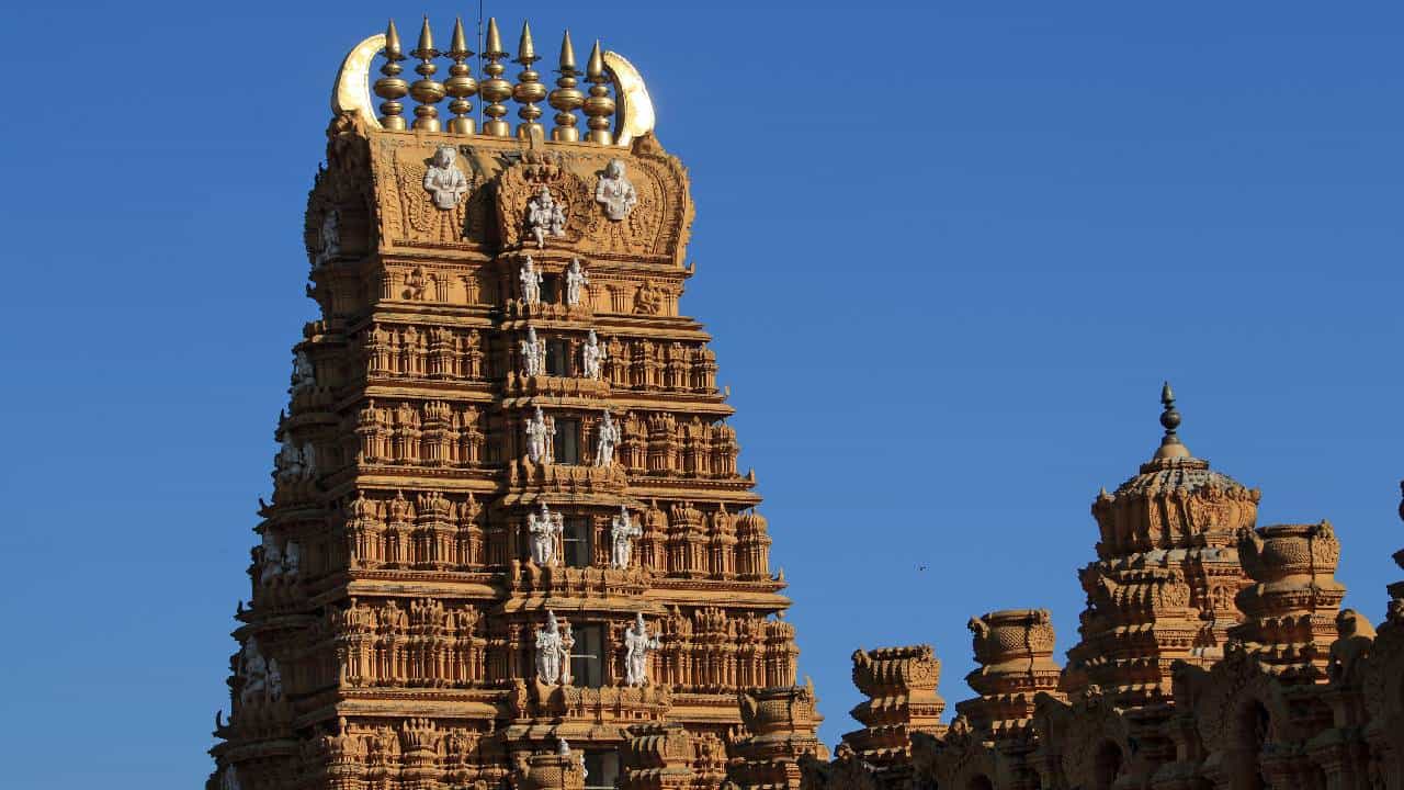 ದೇವರ ದರ್ಶನ ಪಡೆದು ಹೊರ ಬರುವ ಮುನ್ನ ಸ್ವಲ್ಪ ಹೊತ್ತು ದೇವಾಲಯದಲ್ಲಿ ಕುಳಿತುಕೊಳ್ಳುವುದೇಕೆ? ದೇವರ ದರ್ಶನ ಪಡೆದು ಹೊರ ಬರುವ ಮುನ್ನ ಸ್ವಲ್ಪ ಹೊತ್ತು ದೇವಾಲಯದಲ್ಲಿ ಕುಳಿತುಕೊಳ್ಳುವುದೇಕೆ?