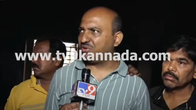 ಸ್ಥಳೀಯ ಬಿಜೆಪಿ ಮುಖಂಡ ರುದ್ರಮುನಿಸ್ವಾಮಿಗೆ ಸೇರಿದ ಮನೆಯಲ್ಲಿ ದುರಂತ ಸ್ಥಳೀಯ ಬಿಜೆಪಿ ಮುಖಂಡ ರುದ್ರಮುನಿಸ್ವಾಮಿಗೆ ಸೇರಿದ ಮನೆಯಲ್ಲಿ ದುರಂತ