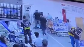 ಆಸ್ಪತ್ರೆಯಲ್ಲಿ ಕರ್ತವ್ಯನಿರತ ವೈದ್ಯರ ಮೇಲೆ ವ್ಯಕ್ತಿಯಿಂದ ಏಕಾಏಕಿ ಹಲ್ಲೆ ಆಸ್ಪತ್ರೆಯಲ್ಲಿ ಕರ್ತವ್ಯನಿರತ ವೈದ್ಯರ ಮೇಲೆ ವ್ಯಕ್ತಿಯಿಂದ ಏಕಾಏಕಿ ಹಲ್ಲೆ