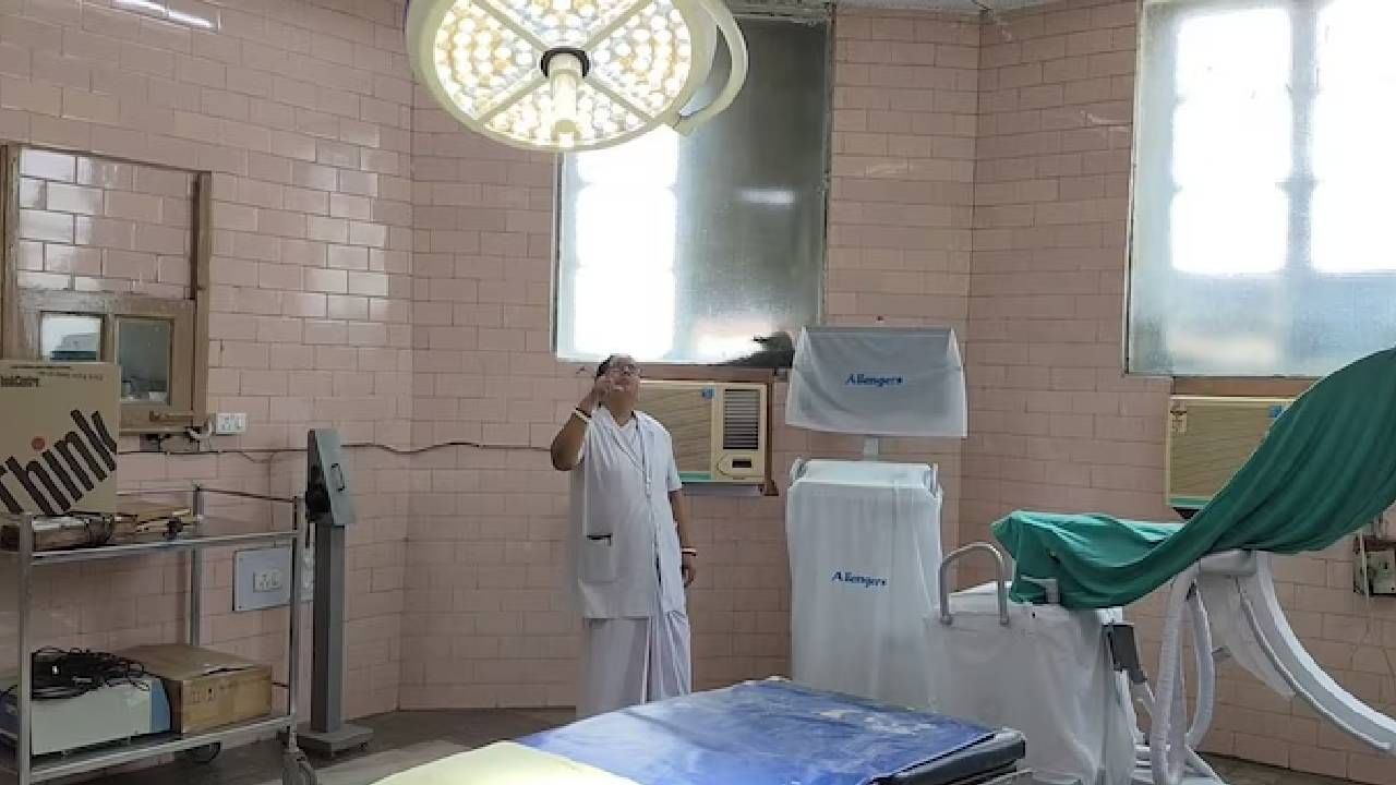 ಜಾರ್ಖಂಡ್: ಆಸ್ಪತ್ರೆಯಲ್ಲಿ ಶಸ್ತ್ರಚಿಕಿತ್ಸೆ ವೇಳೆ ಸೀಲಿಂಗ್ ಸೀಳಿಕೊಂಡು ದೊಪ್ಪೆಂದು ಓಟಿ ಟೇಬಲ್ ಮೇಲೆ ಬಿದ್ದ ನಾಯಿ