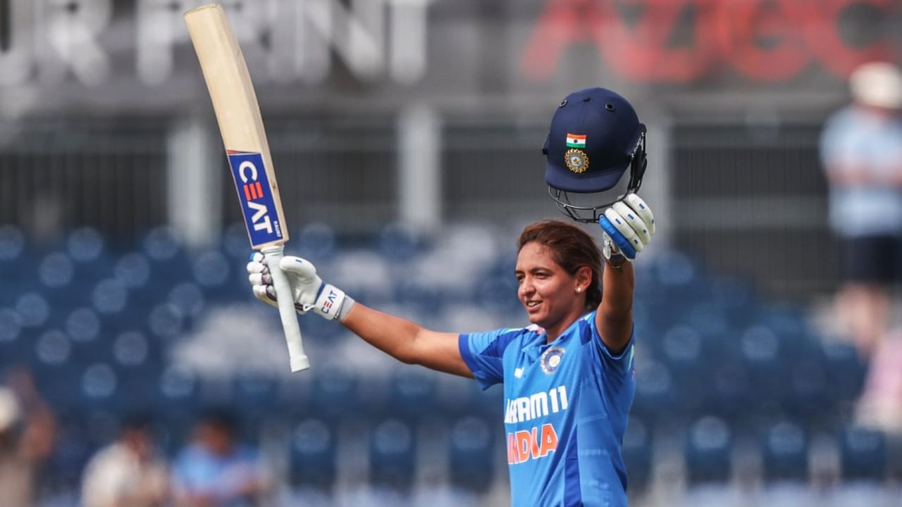 ಹಾಗೆಯೇ ಇಂಗ್ಲೆಂಡ್ನಲ್ಲಿ ಏಕದಿನ ಕ್ರಿಕೆಟ್ನಲ್ಲಿ 1000 ರನ್ ಕಲೆಹಾಕಿದ ಟೀಮ್ ಇಂಡಿಯಾದ 2ನೇ ಮಹಿಳಾ ಬ್ಯಾಟರ್ ಎಂಬ ಹೆಗ್ಗಳಿಕೆಗೂ ಹರ್ಮನ್ಪ್ರೀತ್ ಕೌರ್ ಪಾತ್ರರಾಗಿದ್ದಾರೆ. ಇದಕ್ಕೂ ಮುನ್ನ ಮಿಥಾಲಿ ರಾಜ್ ಮಾತ್ರ ಈ ಸಾಧನೆ ಮಾಡಿದ್ದರು. ಇದೀಗ ಇಂಗ್ಲೆಂಡ್ ವಿರುದ್ಧ 84 ಎಸೆತಗಳಲ್ಲಿ 14 ಫೋರ್ಗಳೊಂದಿಗೆ 102 ರನ್ ಬಾರಿಸುವ ಮೂಲಕ ಹರ್ಮನ್ಪ್ರೀತ್ ಕೌರ್ ಕೂಡ ಆಂಗ್ಲರ ನಾಡಿನಲ್ಲಿ 1000 ರನ್ ಪೂರೈಸಿದ್ದಾರೆ.