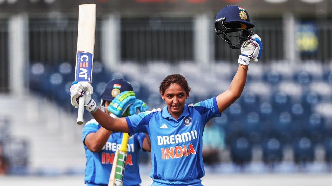 ಕ್ರೀಸ್ಗೆ ಆಗಮಿಸುತ್ತಿದ್ದಂತೆ ಬಿರುಸಿನ ಬ್ಯಾಟಿಂಗ್ಗೆ ಒತ್ತು ನೀಡಿದ ಹರ್ಮನ್ಪ್ರೀತ್ ಕೌರ್ ಮೈದಾನದ ಮೂಲೆ ಮೂಲೆಗೂ ಫೋರ್ಗಳನ್ನು ಬಾರಿಸಿದರು. ಈ ಮೂಲಕ ಕೇವಲ 82 ಎಸೆತಗಳಲ್ಲಿ ಶತಕ ಪೂರೈಸಿದರು. ಈ ಶತಕದೊಂದಿಗೆ ಹರ್ಮನ್ಪ್ರೀತ್ ಏಕದಿನ ಕ್ರಿಕೆಟ್ನಲ್ಲಿ 4000 ಸಾವಿರ ರನ್ ಪೂರ್ಣಗೊಳಿಸಿದ್ದಾರೆ. ಈ ಮೂಲಕ ಈ ಸಾಧನೆ ಮಾಡಿದ ಭಾರತದ ಮೂರನೇ ಮಹಿಳಾ ಬ್ಯಾಟರ್ ಎನಿಸಿಕೊಂಡಿದ್ದಾರೆ. ಇದಕ್ಕೂ ಮುನ್ನ ಮಿಥಾಲಿ ರಾಜ್ ಹಾಗೂ ಸ್ಮೃತಿ ಮಂಧಾನ ಈ ಸಾಧನೆ ಮಾಡಿದ್ದರು.
